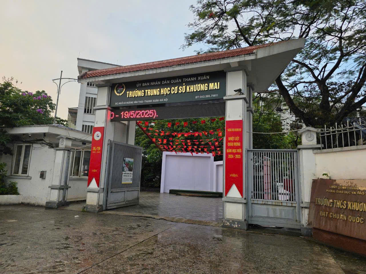 vị trí nhà đối diện cổng trường học