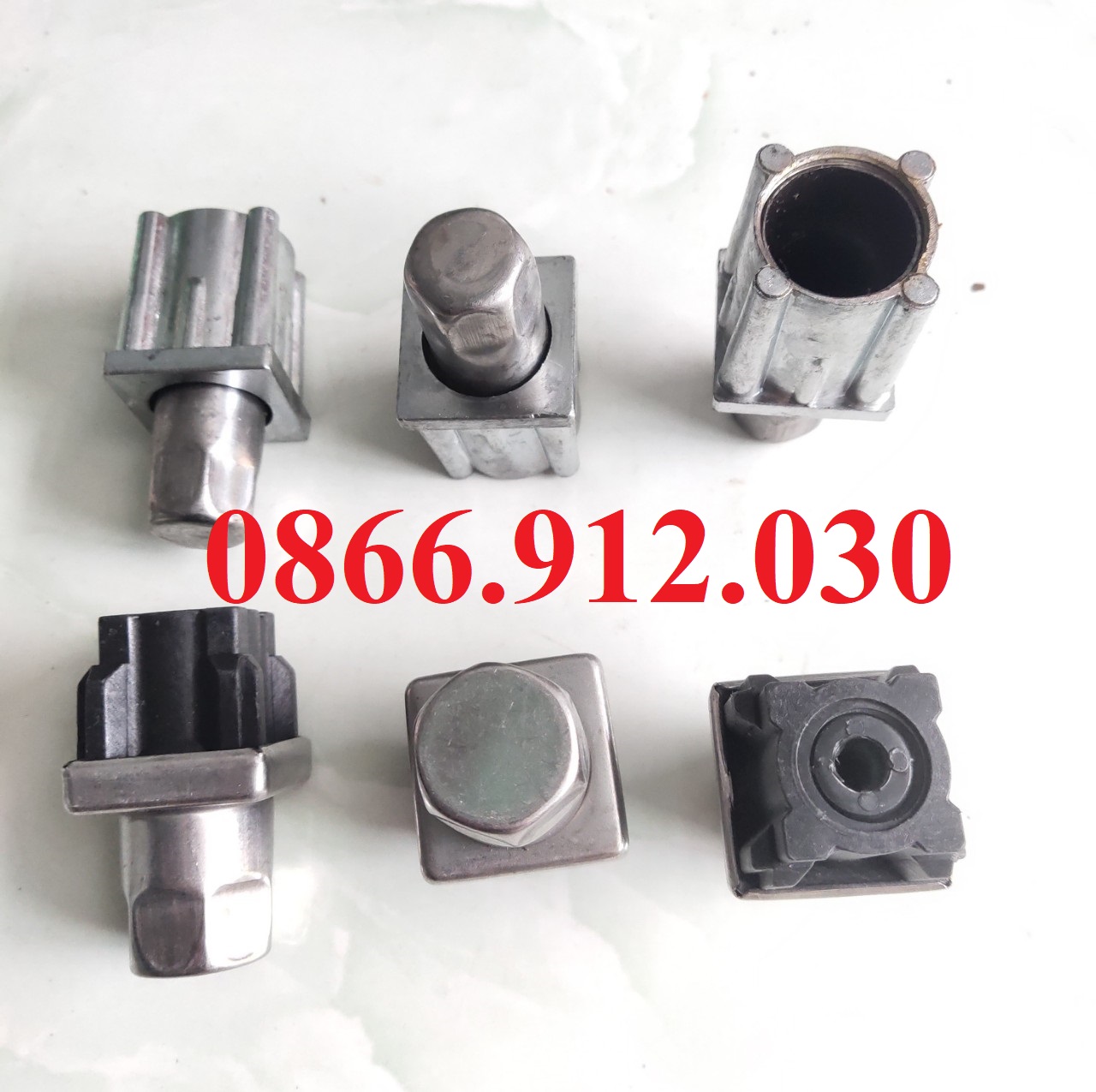 Chân tăng thép hộp vuông 40