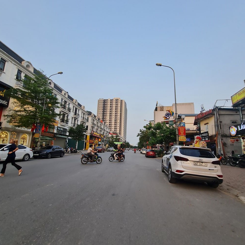 2x tỷ có tòa văn phòng 81m2, 5 tầng mặt phố 22m tại Trâu Quỳ, Gia Lâm. Lh 0989894